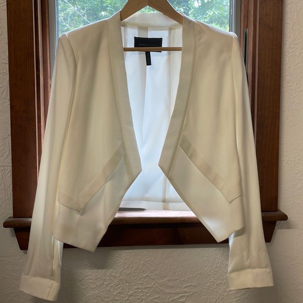 Stunning off-white cropped jacket